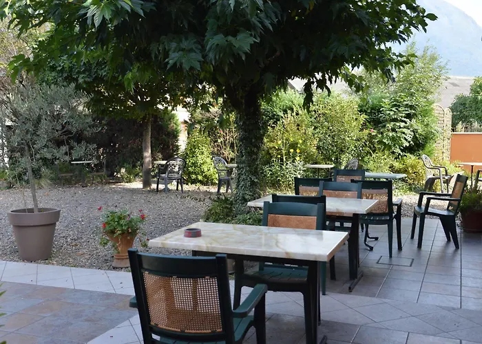 De La Gare Пьерфит-Несталас